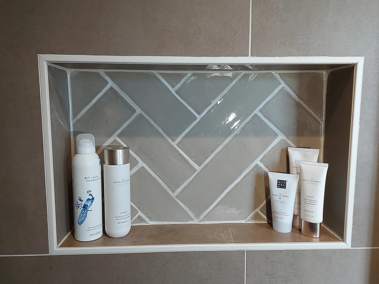 Nisje met visgraat tegels