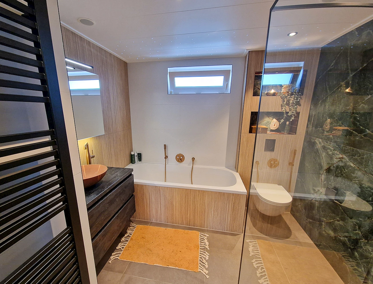 kleur in vierkante badkamer