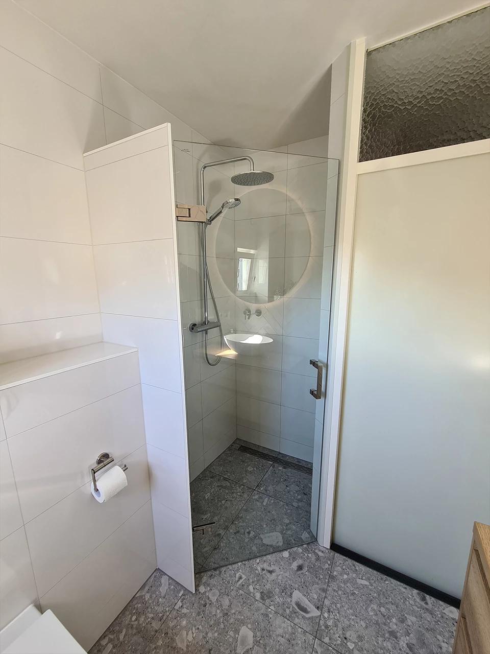 Lichte badkamer douchecabine