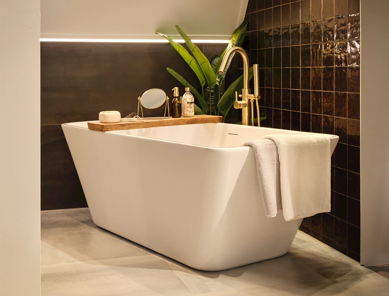 Goudkleurige exclusieve badkamer