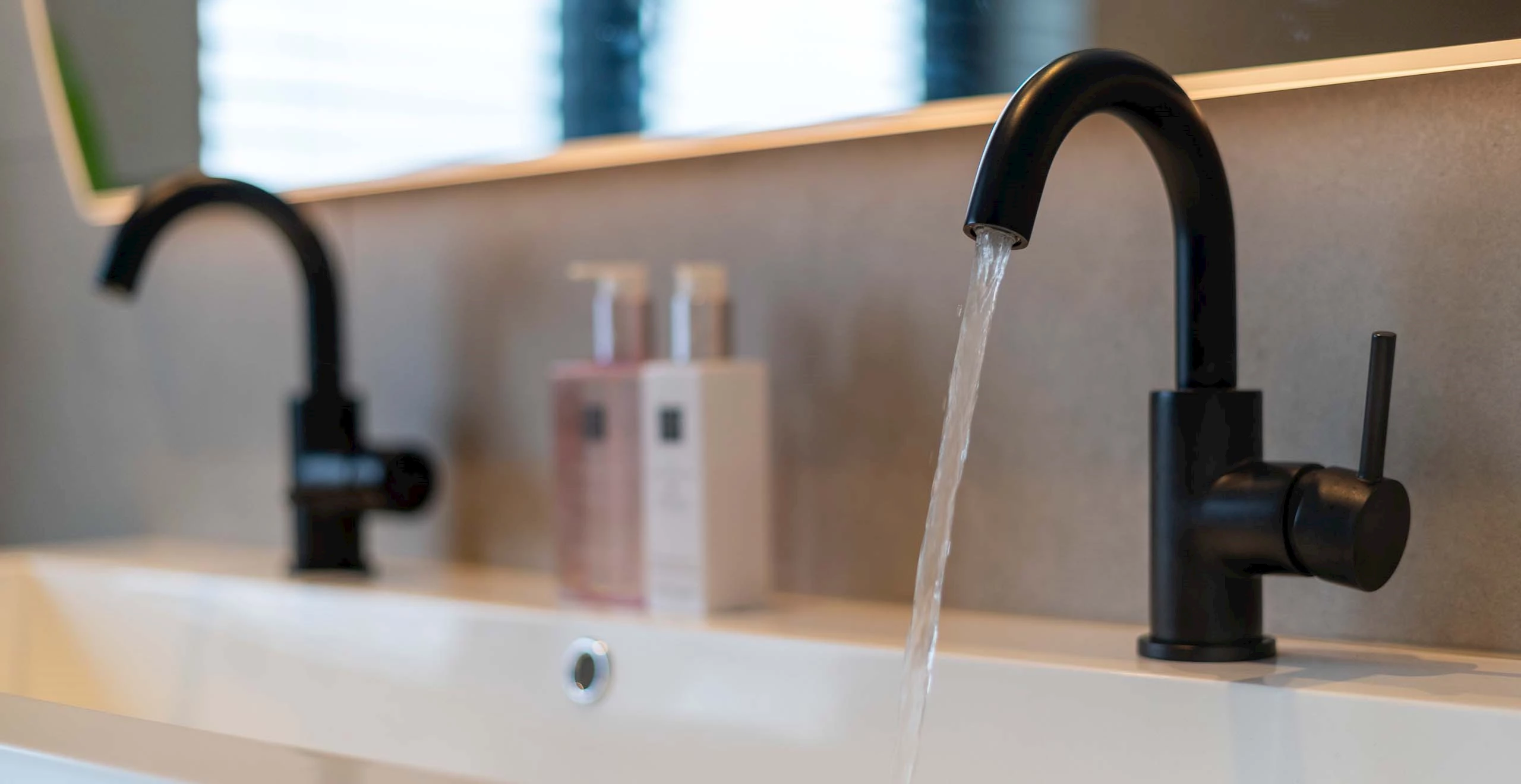 Badkamer wastafel kraan met uittrekbare sproeier, temperatuur digitaal