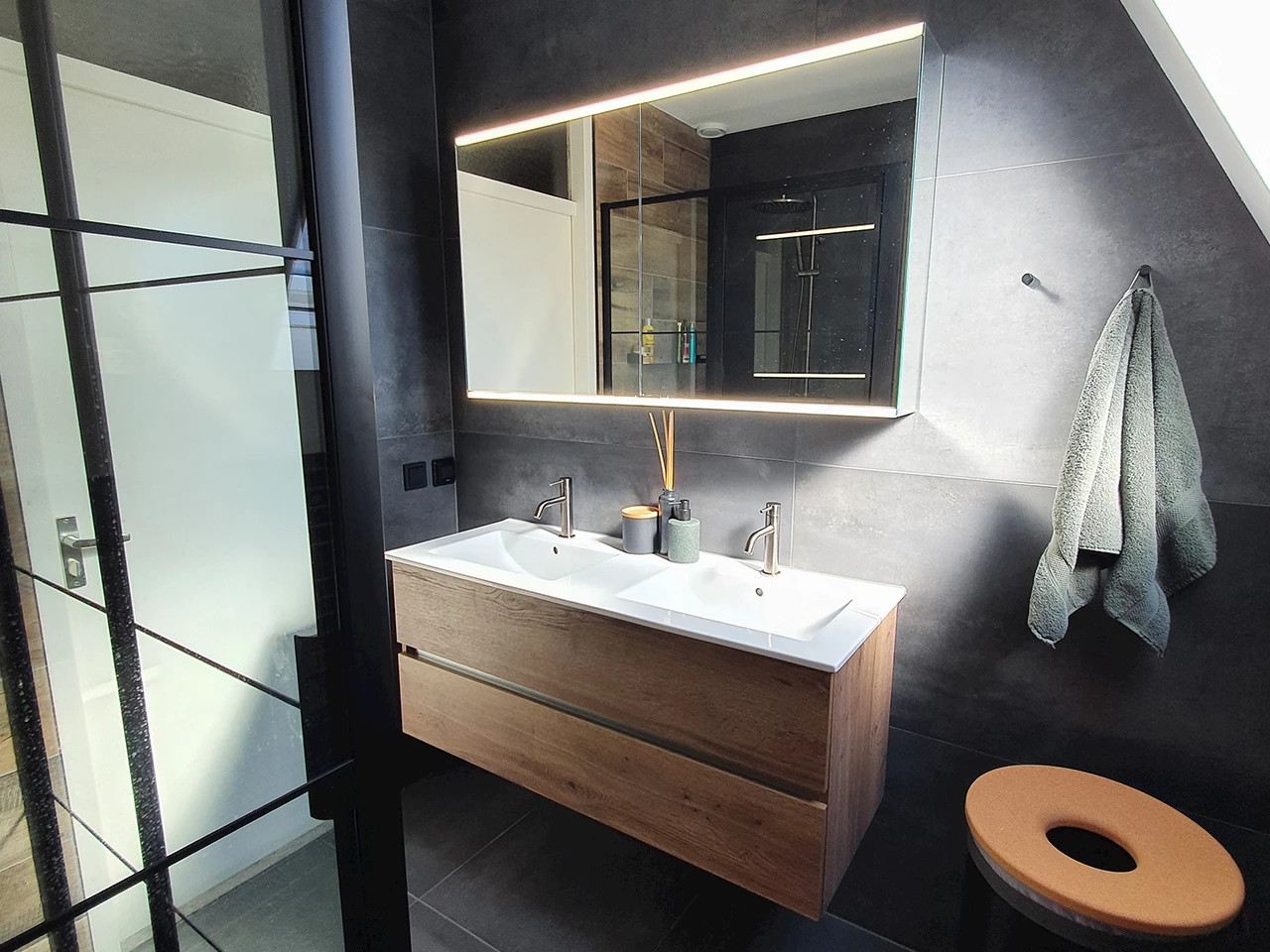 Kleine industriële badkamer