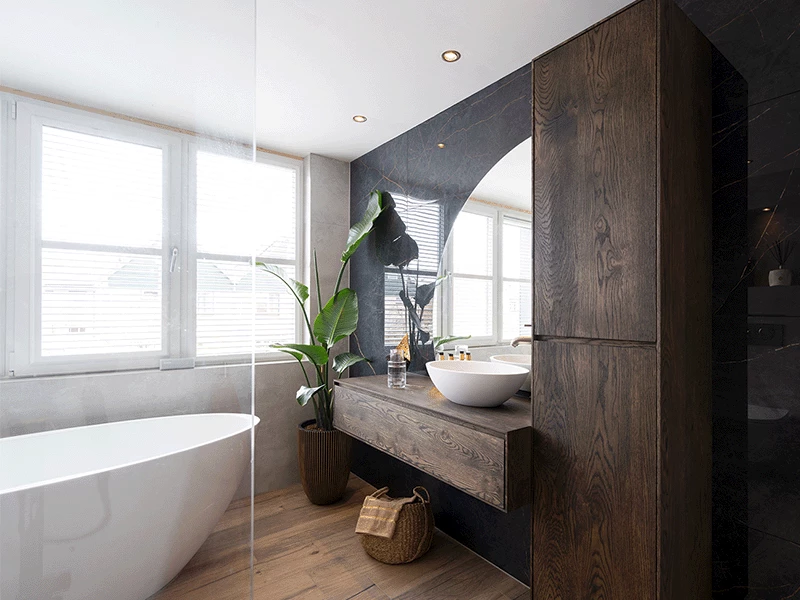 Badkamer met hout bij Sani4All