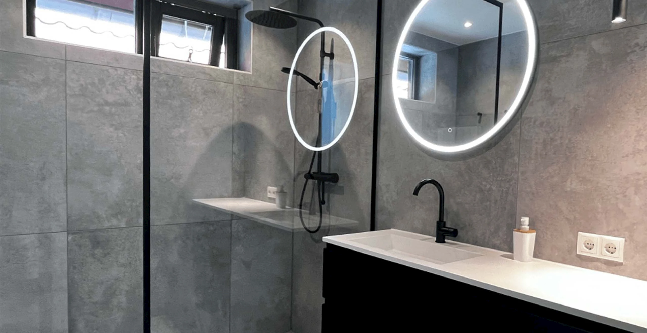 Kleine betonlook badkamer